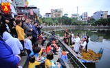 Người dân Thủ đô thích thú nghe hát quan họ tại Văn Miếu - Quốc Tử Giám
